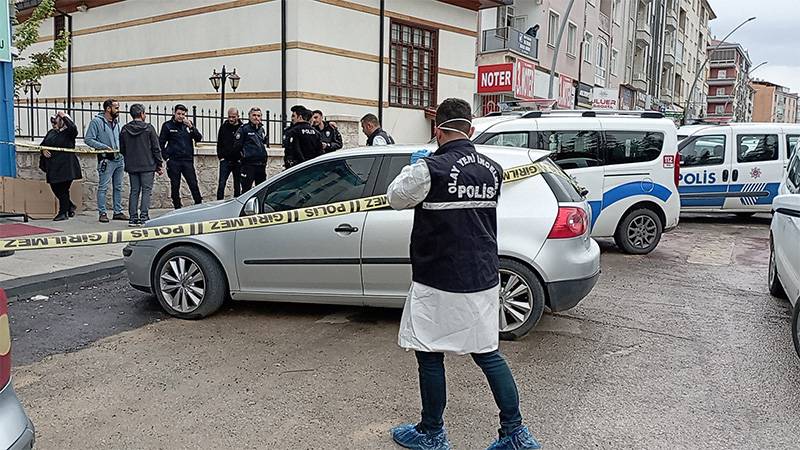 Karaman'da bir kişi park halindeki araçta ölü bulundu