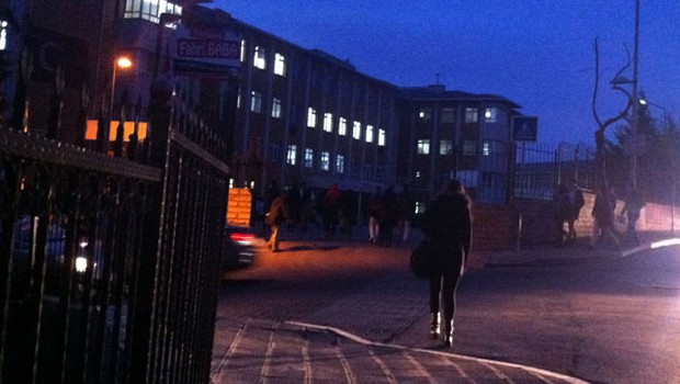 Karanlıkta okula gitmeye çalışan öğrenciye servis çarptı 