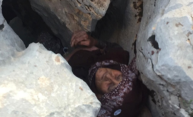 Kayalıklar arasında sıkışmış bulunan kayıp kadın, hayatını kaybetti