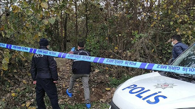 Kayıp yaşlı adam evinden 200 metre uzaklıkta ağaca asılı halde bulundu 