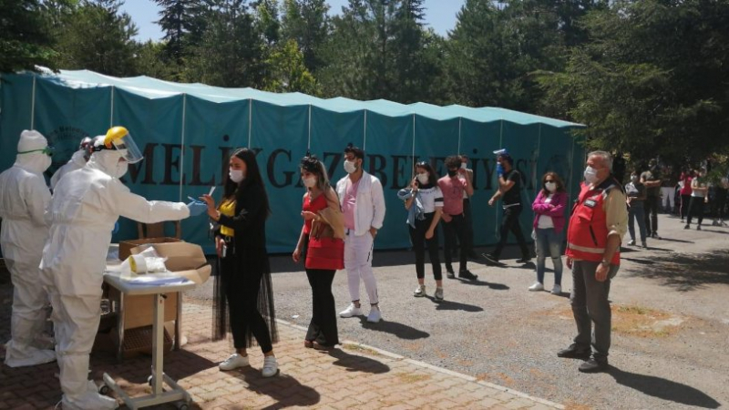 Kayseri'de kalfanın testi pozitif çıktı, kuaför 14 günlüğüne kapatıldı