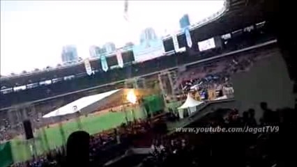 Kendisini ateşe verip stadyumdan atladı!