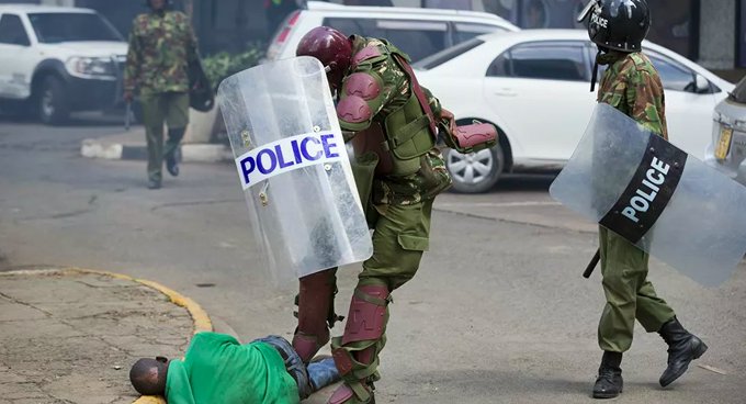 Kenya'da polis sokağa çıkma yasağına uymayan 15 kişiyi öldürdü 