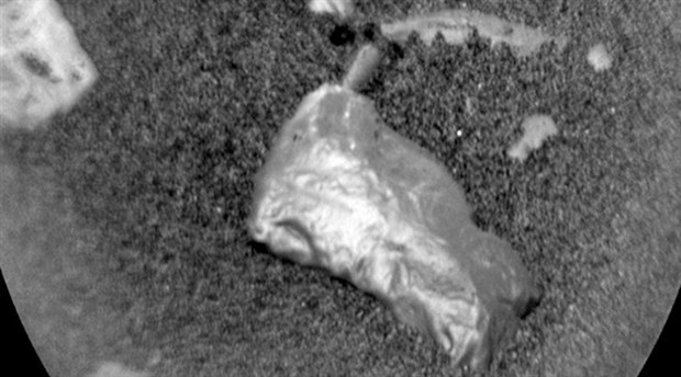 Keşif aracı Curiosity, Mars'ın yüzeyinde sıra dışı bir nesne buldu