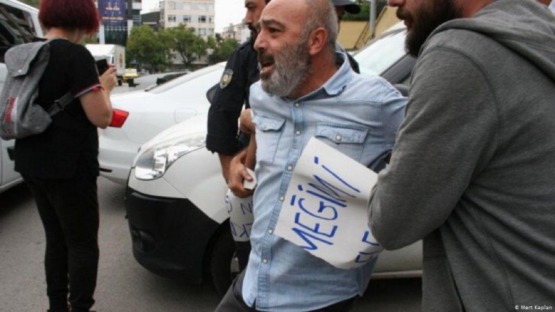 KHK'lı Yıldırım AKP binası önündeki eyleminde gözaltına alındı