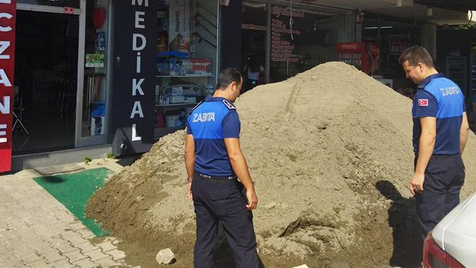 Kiracısını çıkarmak için işyeri önüne kamyonla kum döken ev sahibine 30 bin lira ceza