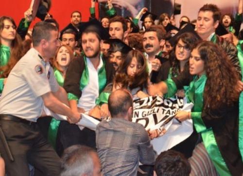 Kocaeli Üniversitesi'nde güvenlik görevlisi öğrencilere saldırdı!