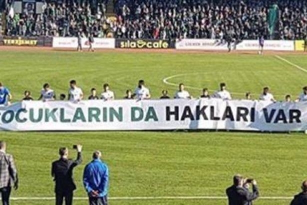 Kocaelisporlu futbolcular, maça 'Çocukların da hakları var' pankartıyla çıktı