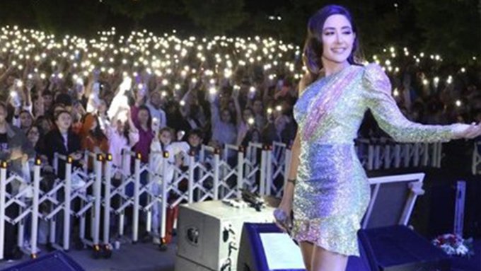 melek mosso,izmir marşı,Konserleri iptal edilen Melek Mosso, Çankaya'da binlerce kişiyle İzmir Marşı’nı söyledi
