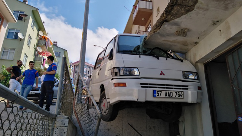 Kontrolden çıkan minibüs, zemin katın balkonu ile yol arasına sıkıştı