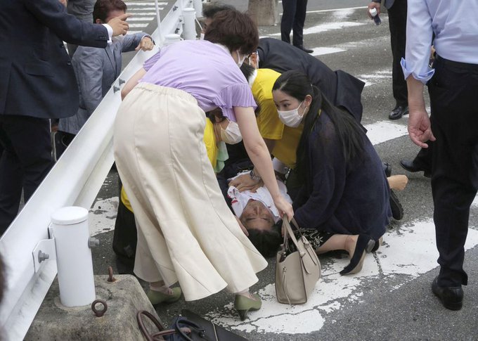 Konuşma yaptığı sırada silahlı saldırıya uğrayan Japonya'nın eski başbakanı Shinzo Abe, hastaneye kaldırıldı
