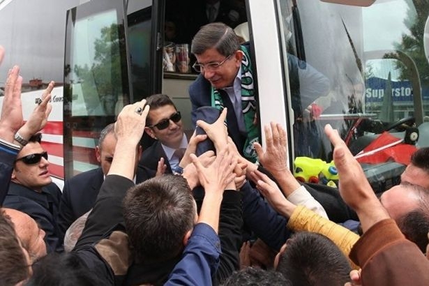 Konya'da Davutoğlu 'Dik dur eğilme' sloganlarıyla karşılandı!