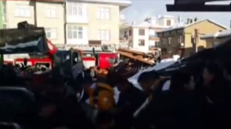 Konya'da pazar yerinin çatısı çöktü: Yaralılar var