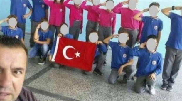Kosova'da öğrencilere asker selamı verdiren öğretmene soruşturma