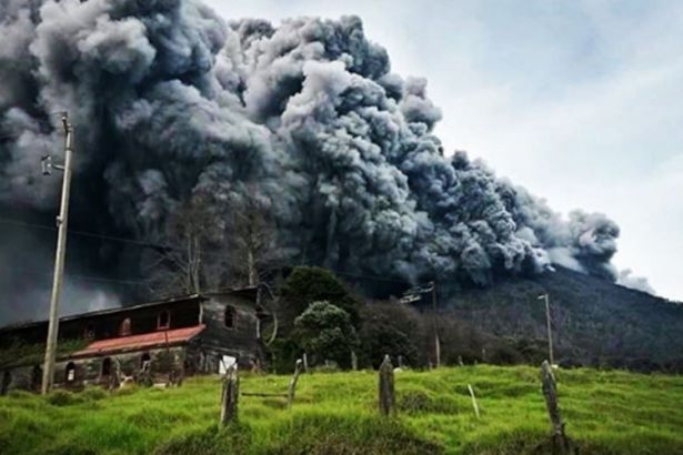 Kosta Rika'da volkan patladı!
