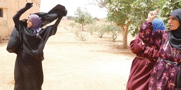 Köyleri IŞİD'den kurtarılan bir kadın, peçesini çıkararak kutladı!