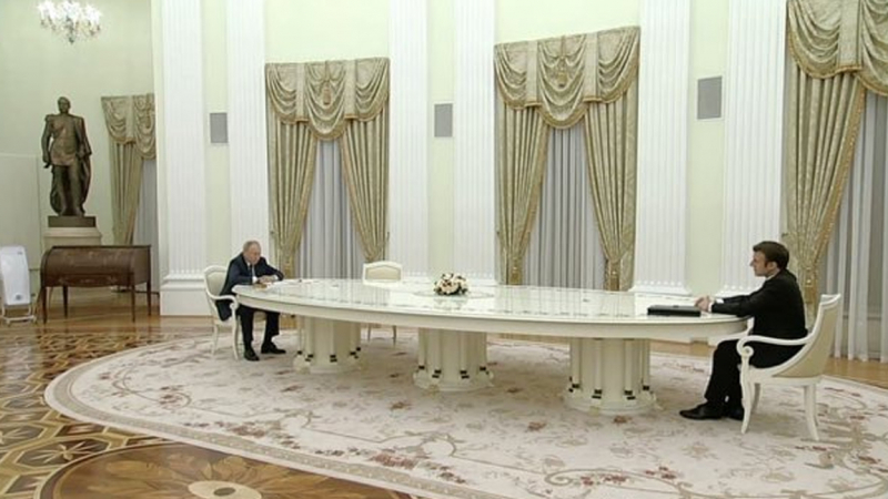 Kremlin'deki uzun masa ve mesafeli görüşmenin detayları ortaya çıktı