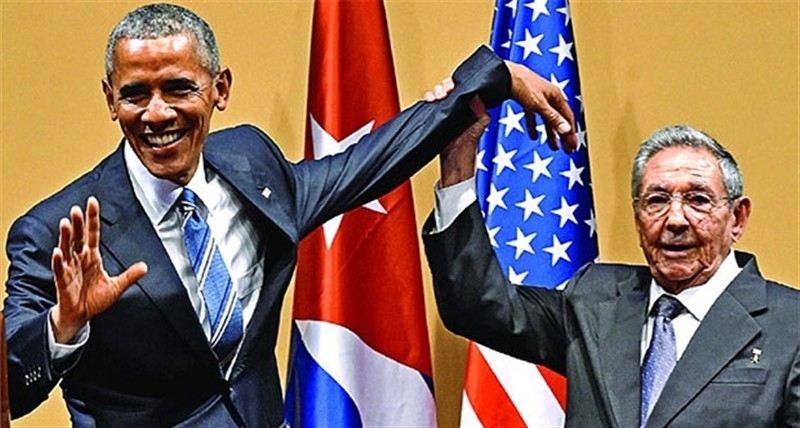 Küba Devlet Başkanı sarılmak isteyen Obama'ya izin vermedi!