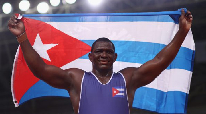 Kübalı güreşçi ırkçılıktan ceza alan Rıza Kayaalp'i devirdi!