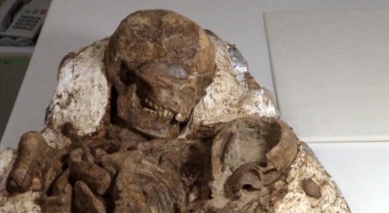 Kucağında bebekli anne fosili bulundu!