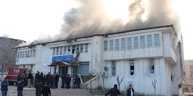 Kültür merkezine düzenlenen saldırıda 37 bin kitap yandı!