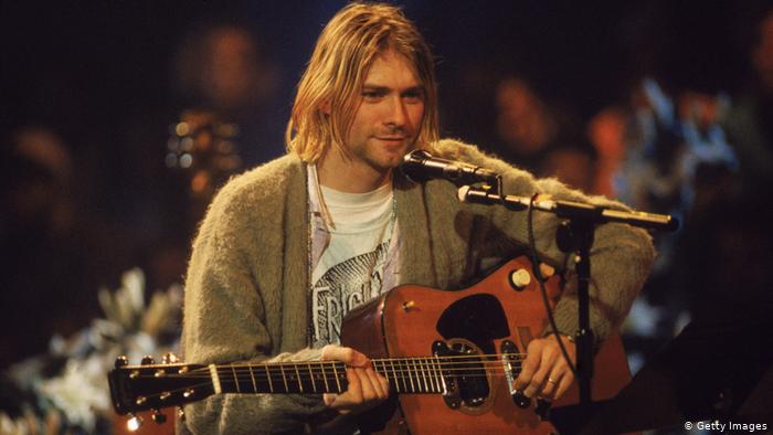 Kurt Cobain'in sigara yanığı bulunan hırkası 334 bin dolara satıldı