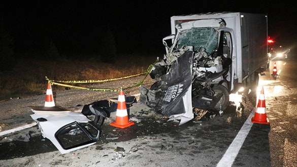 Kütahya'da, kamyona çarpan kamyonetin sürücüsü hayatını kaybetti