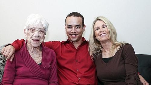91 yaşındaki sevgilisini annesiyle tanıştırdı!