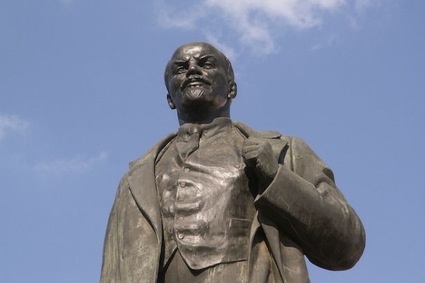 Lenin heykelinin kafasını kırana hapis cezası!