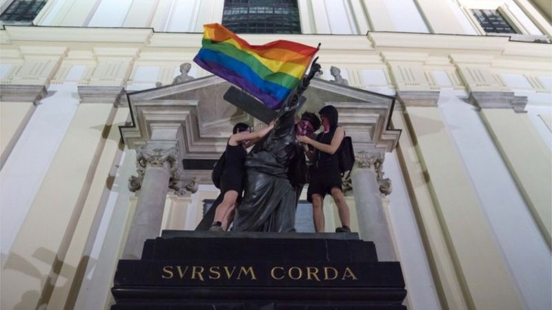 LGBT haklarını ihlal eden Macaristan ve Polonya hakkında yasal işlem başlatıldı