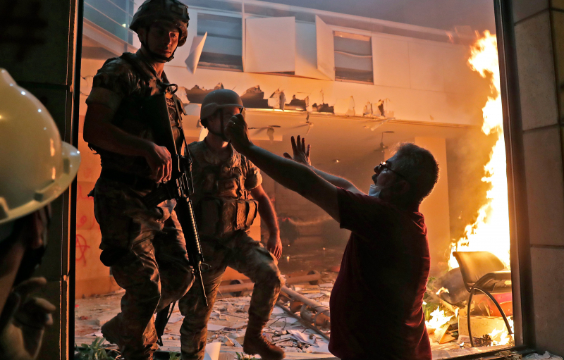 Lübnan'da patlamanın ardından ayaklanma! Eylemciler bakanlığa girdi