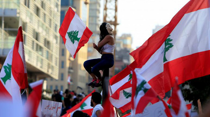 Lübnan'da protestoların ardından vekil maaşları yarı yarıya düşecek