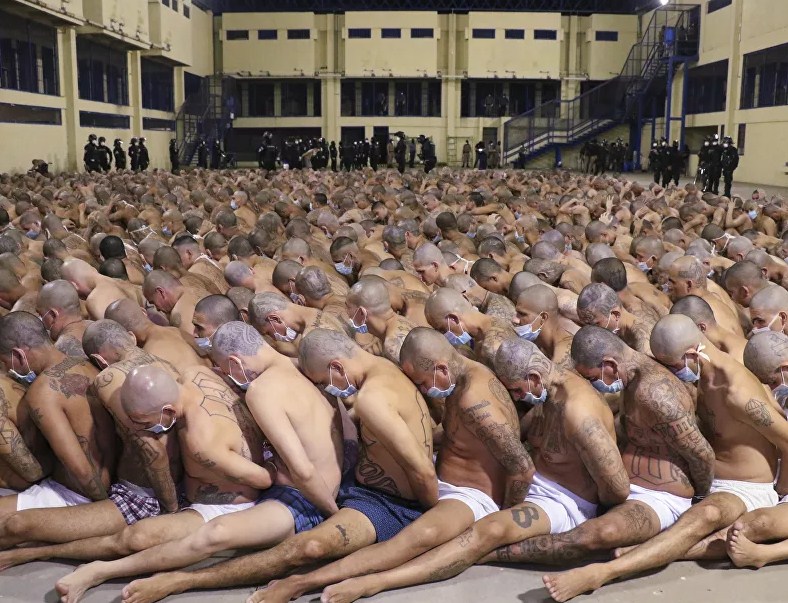Mahkumlara kötü muamelenin görüntülendiği El Salvador'daki cezaevinden kareler 