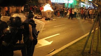 Makedonya'da da polis genci vurdu! Halk sokaklarda..