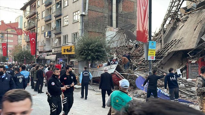 Malatya'da iki katlı bina çöktü, arama kurtarma çalışması başlatıldı