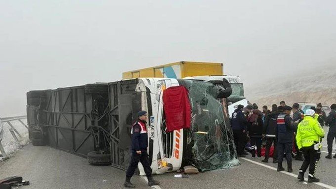Malatya'da yolcu otobüsü devrildi: 4 kişi öldü, 36 kişi yaralandı