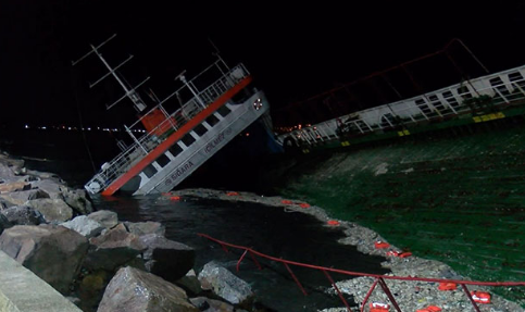 Maltepe Sahili'nde lodos nedeniyle kıyıya oturan gemi battı 