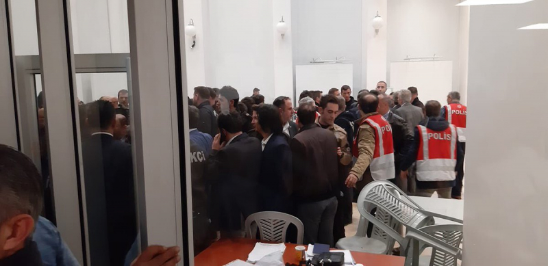 Maltepe'de bir grup oy sayımına müdahale etti, polis salona girdi