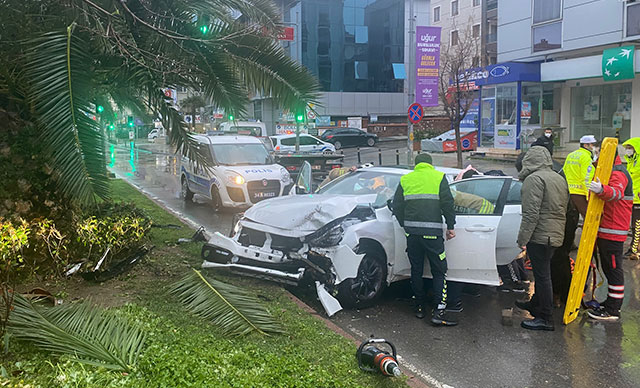 Maltepe'de kaza yapan sürücü araçta sıkıştı 