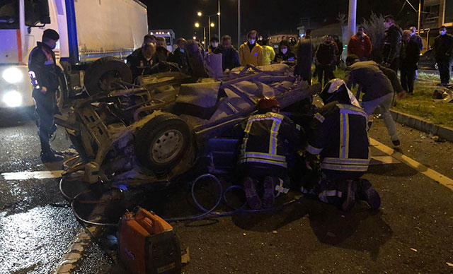 Manisa’da iki otomobil çarpıştı: 2 ölü, 4 yaralı 