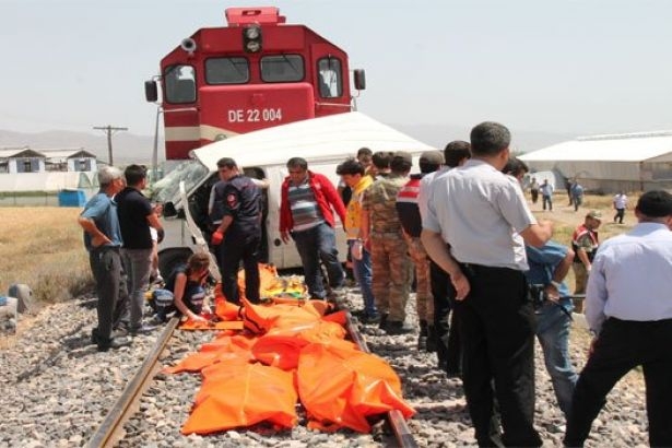 Manisa'da tren minibüse çarptı! 6 ölü...