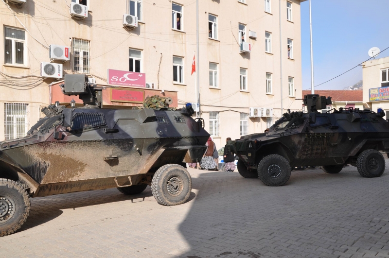 Mardin'de hendekleri kapatan polise saldırı!