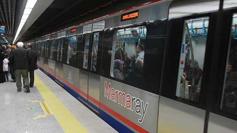 Marmaray'da trenin üzerine çıkan kişi elektrik akımına kapıldı