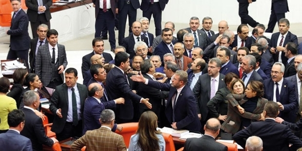 Meclis'te AKP ve HDP arasında yumruklu kavga!