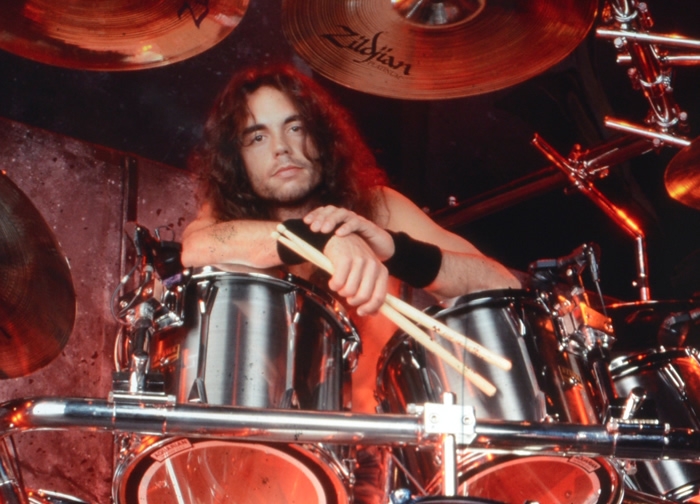 Megadeth'in davulcusu sahnede öldü!