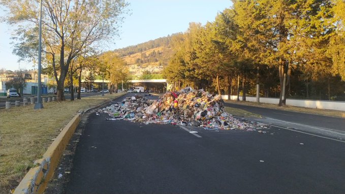 Meksika’da belediye işçileri sokaklara çöp döktü