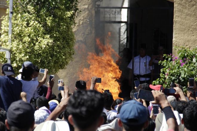 Meksika'da kalabalık bir grup 2 kişiyi yaktı