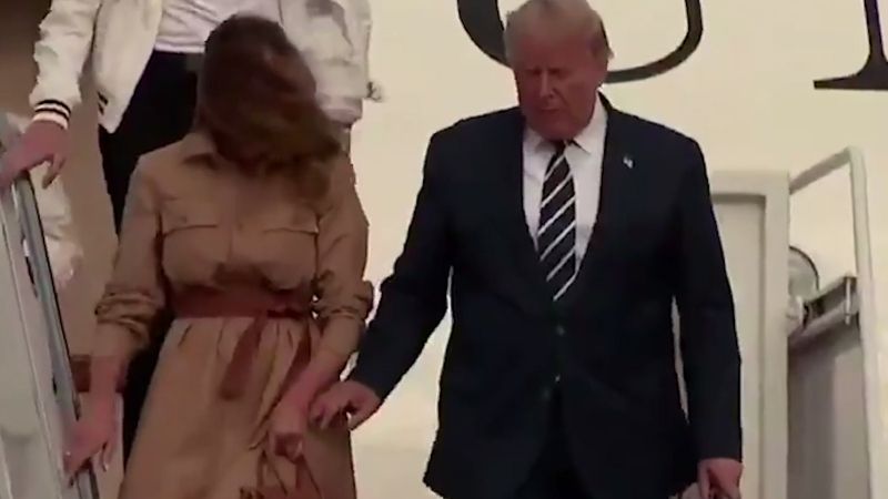 Melania Trump'ın eşinin elini tutmaması yine gündem oldu