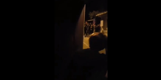 Meral Akşener'in evini MHP'liler bastı! Erkekseniz, hadi gelin vurun!
