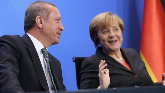 'Merkel, Erdoğan'ı memnun etmek için medyayı susturuyor'